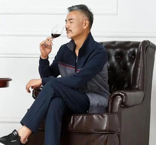 50男人还穿西装?现流行这样的运动套装,年轻不止10岁,时尚百搭