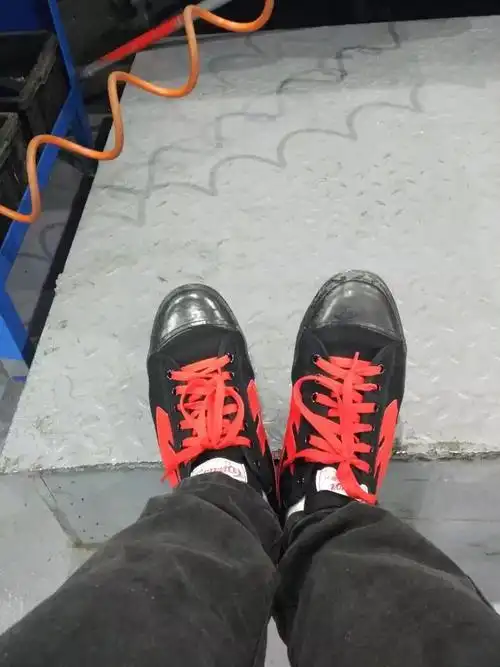 我是男生穿这种回力篮球鞋脚好臭!但是便宜而且挺舒服的!