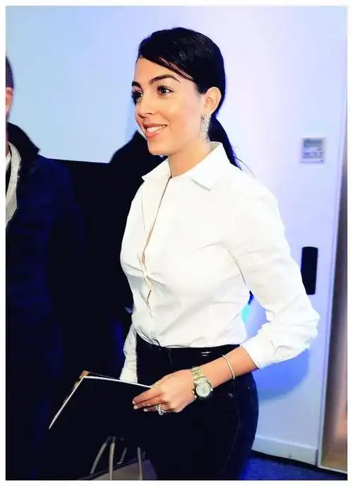 c罗妻子现身世界杯,穿绿色衬衫配600万钻戒,卡塔尔王妃亲自接见|c罗