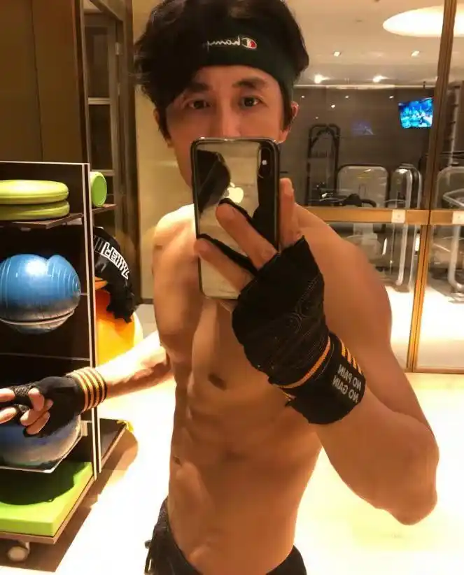 杜淳晒自己的腹肌照,看到后,网友:没眼看!