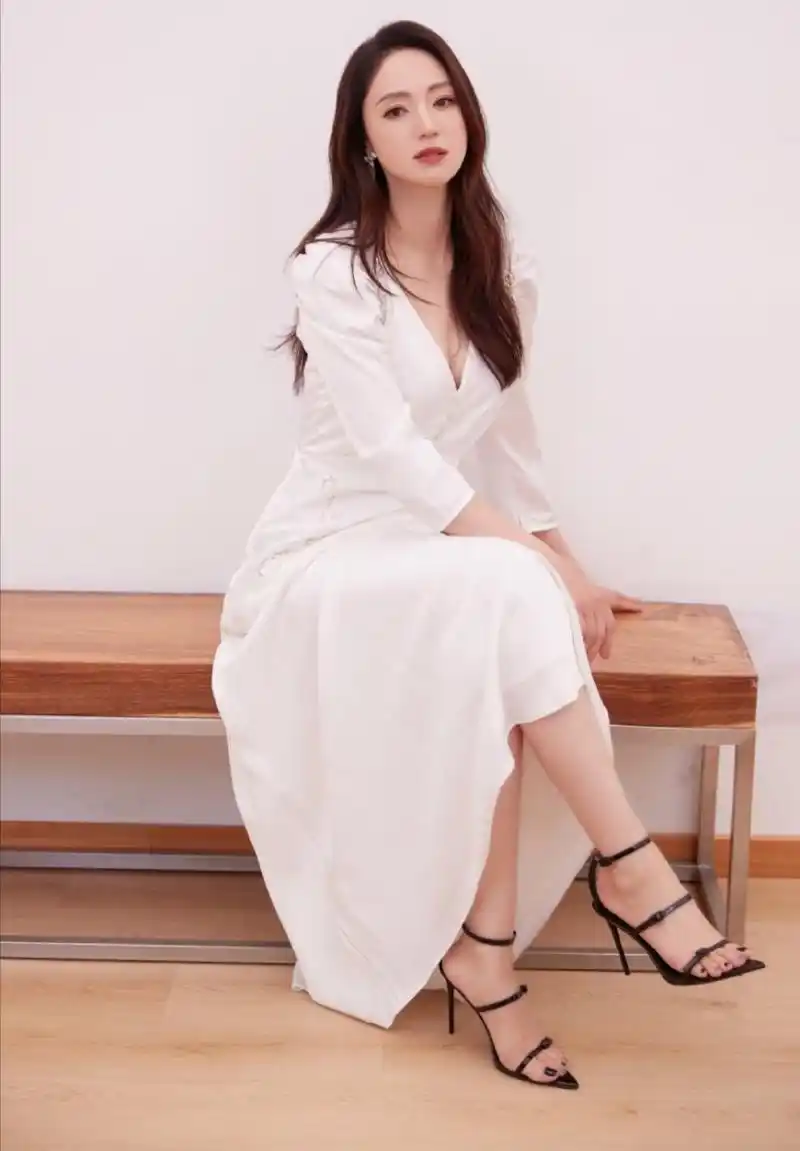 女神董璇细腻白嫩的脚丫搭配一字带凉鞋,真是太美啦.