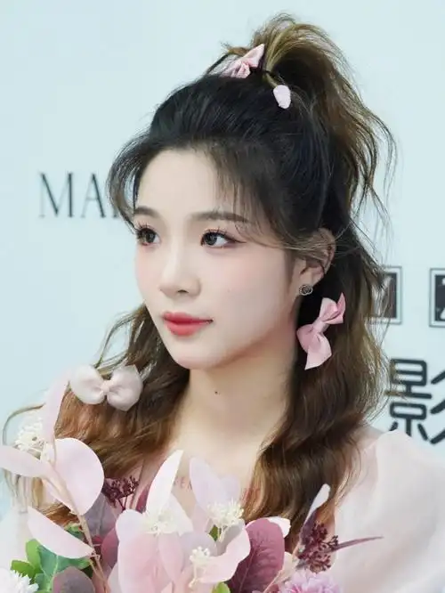 粉嫩半扎高马尾造型