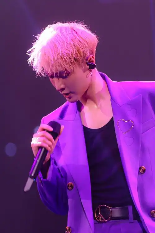 张艺兴[超话]##张艺兴2023大航海巡演##张艺兴晒伤妆