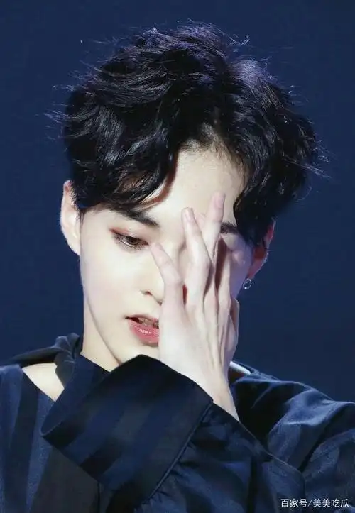 金珉锡是单眼皮,眼睛大而且有神,可以称得上是单眼