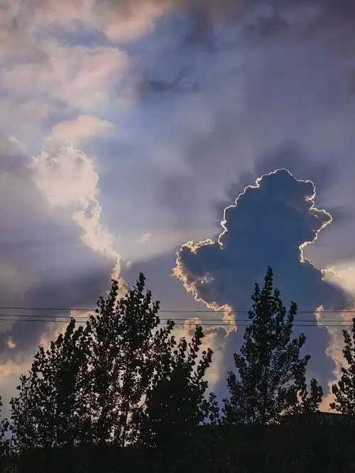 当丁达尔效应出现,光便有了形状!#丁达尔效应 #随手拍天空  - 抖音