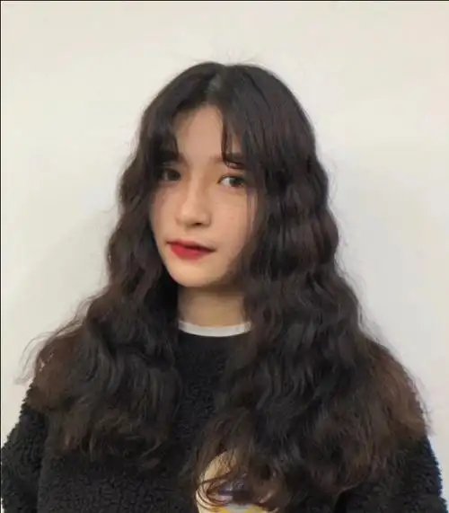 烫发想要不显老又好看,浪漫的水波纹卷绝对是首选之一