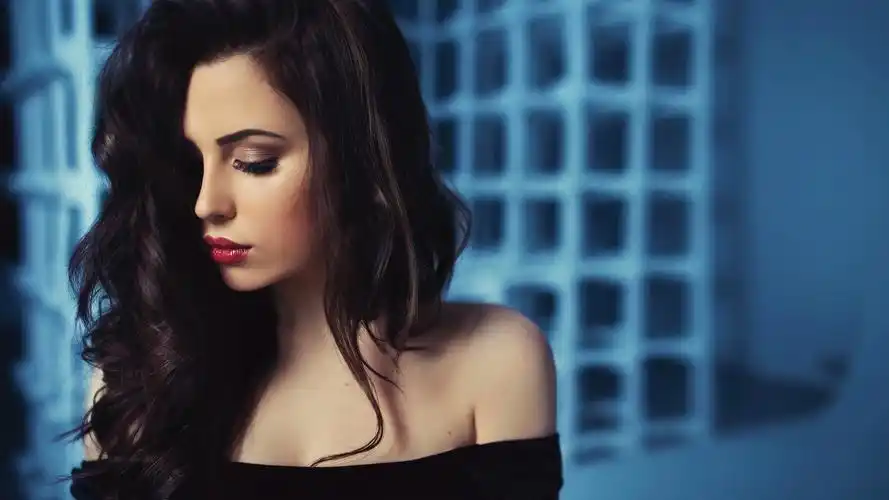 欧美漂亮美女性感礼服电脑桌面壁纸