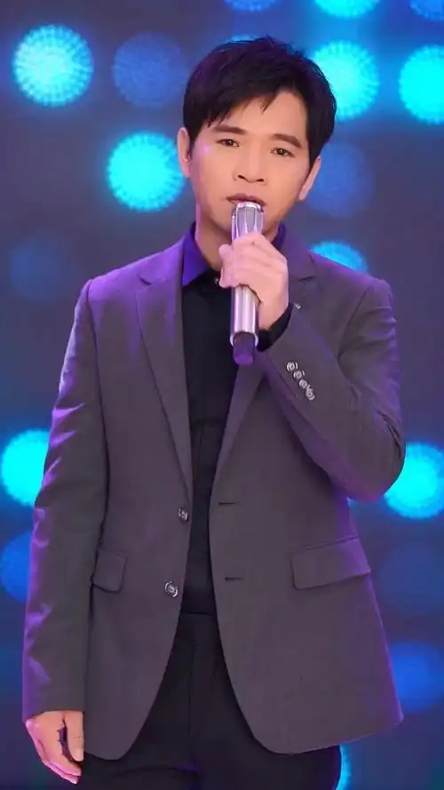 情歌王子冷漠深情演唱歌曲情坎还像当年一样帅气