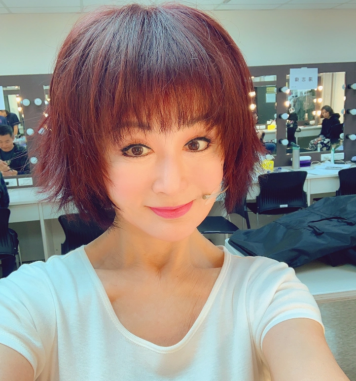 原创70岁潘迎紫近照太美,妆容精致优雅出镜,皮肤水润光滑毫无皱纹