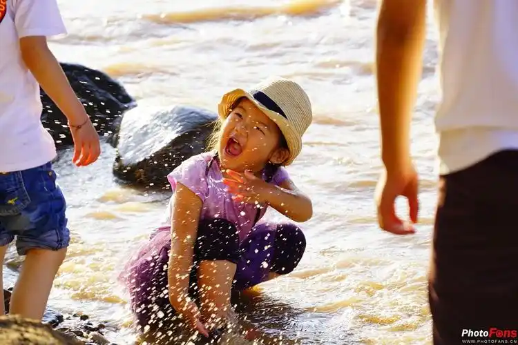 黄河边戏水的小姑娘