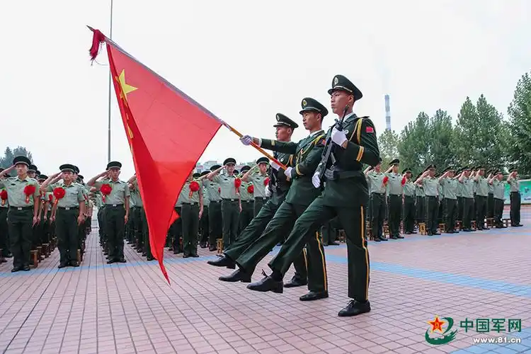 武警老兵向军旗告别掩面啜泣不舍军旅