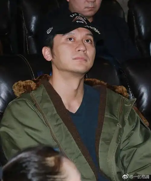 李晨公开现身面容憔悴,强挤笑容发言双目无神