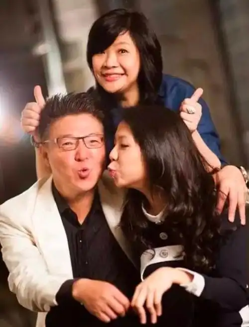 "忧郁王子"姜育恒:唱《再回首》走红,与妻子相恋39年成佳话