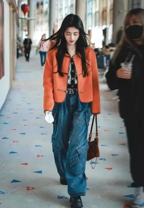 鞠婧祎今日私服,穿开年橘红色外套搭配休闲牛仔裤,这套搭配还蛮适合小