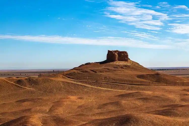 阳关:丝绸之路上的重要关隘 阳关是中国古代陆路对外交通咽喉之地,是