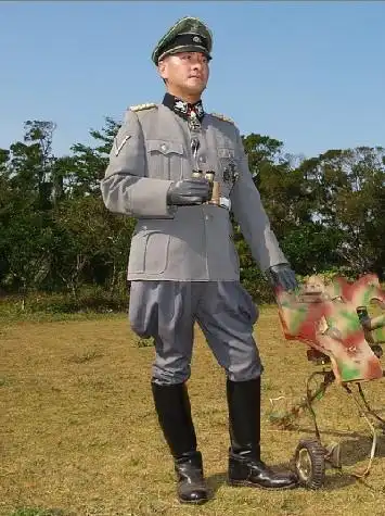 他的制服马靴都很帅