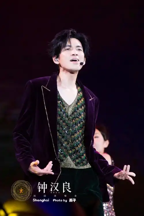 钟汉良o巡回演唱会#不知不觉已经过了一个月了729这件紫色西装我也很