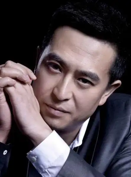 张嘉译39岁靠《蜗居》走红,那之前他都在干嘛?