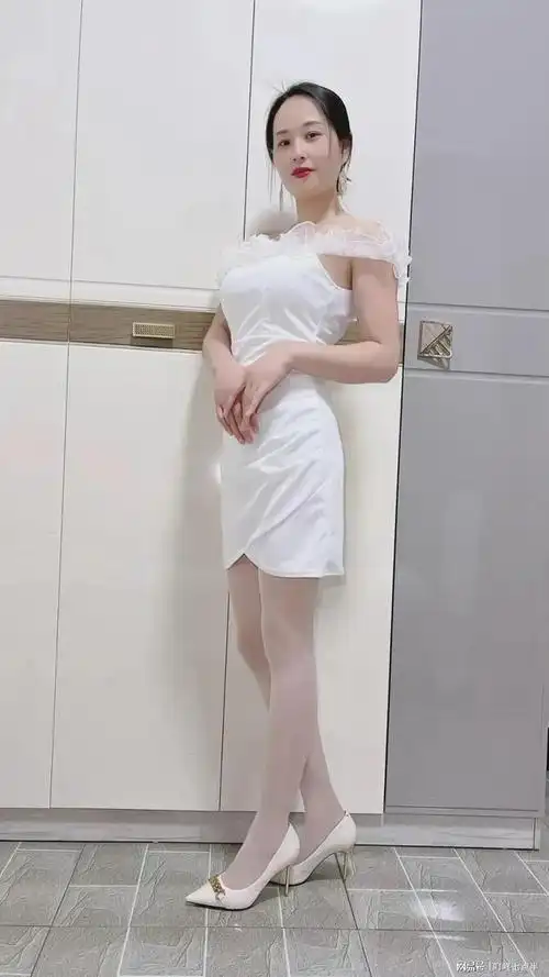 穿搭技巧如何搭配白色丝袜和白色连衣裙展现轻熟女魅力