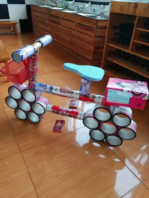 13号  环保自行车          材料:纸芯筒,易拉罐,纸盒等