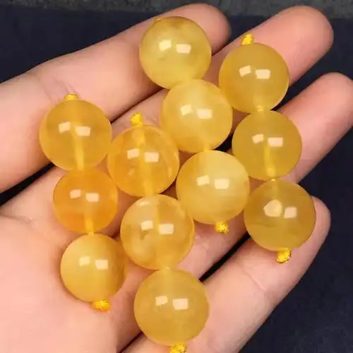 蜜蜡的种类和档次价格绿珀1鸡油黄黄色系蜜蜡是最常见最为普遍的一种