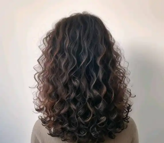 冬天发型不论怎么烫,最美还是羊毛卷全头烫,蓬松瘦脸还保暖_头发_卷发