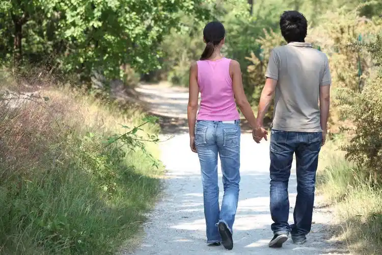 一对夫妇走路的背影