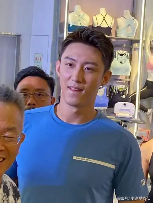 黄景瑜活动生图惹争议?皮肤暗黄法令纹明显,颜值翻车毫无少年感