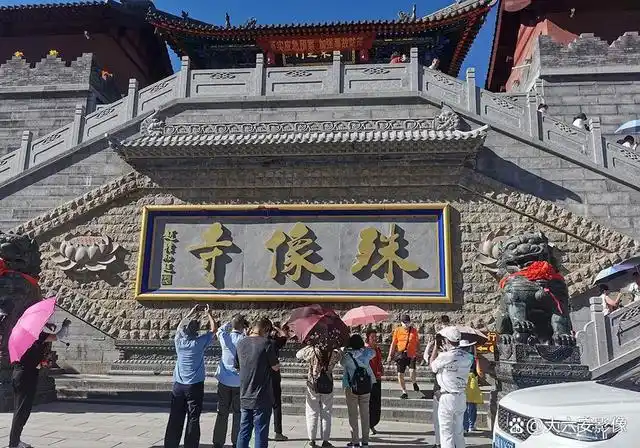 这是游人在山西忻州五台山五爷庙景点祈福游览.