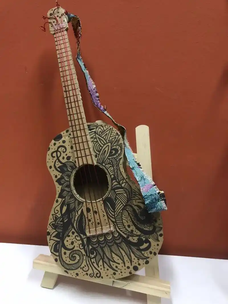 废物利用——纸板手工吉他92 一个小时完成的手工纸板吉他,高度40cm