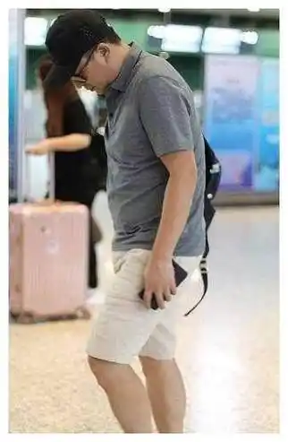 张嘉译娱乐圈最新照片曝光,头发斑白,驼背弓腰!_生活_角色_工作