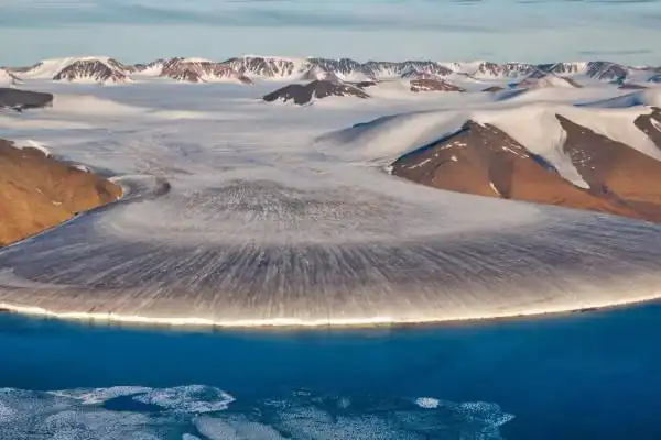 格陵兰岛的面积,约为216万平方千米(世界上最大的岛屿) — 探灵网