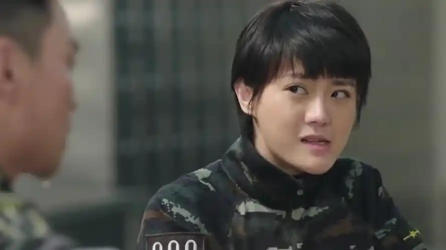 特种兵之霹雳火赵小丫八卦许飞和故意许飞说她管得有点多