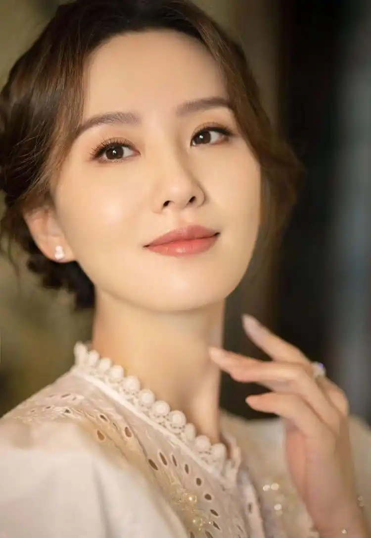 刘诗诗穿镂空长裙温婉可人笑容甜美优雅