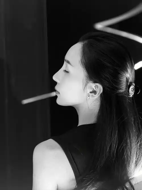 偏爱黑白和侧脸