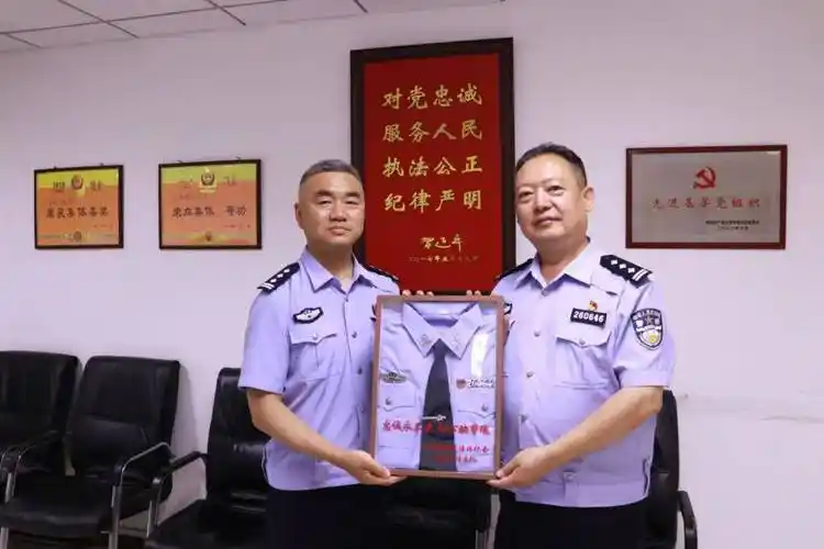 和平公安举行民警荣退仪式_张宗强_同志_情怀