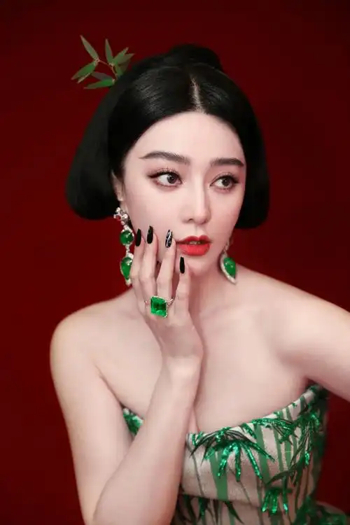 范冰冰#惊艳亮相第76届#戛纳电影节#开幕红毯新写真来咯!太美了!