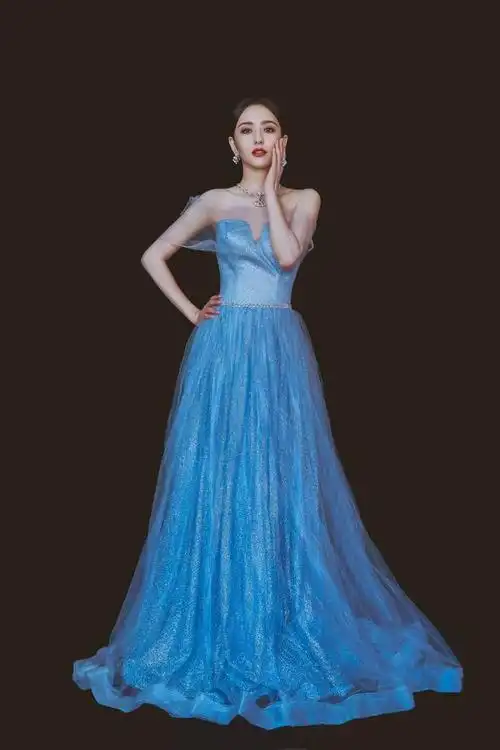 佟丽娅一袭开叉钻石裙倾国倾城跳起舞水蛇腰摇曳生姿太撩人