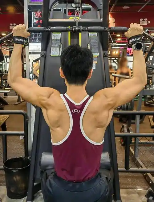 crush只出一个背影就赢了?_训练_背部_健身