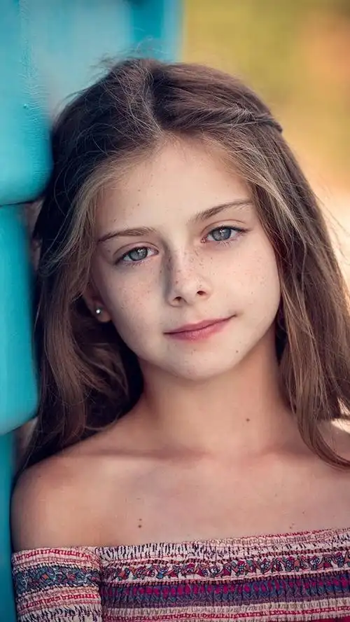 可爱的小女孩,长长的头发,雀斑