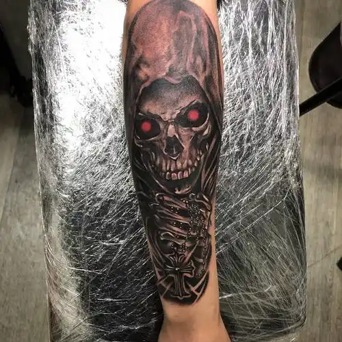 小臂黑灰写实死神纹身图案