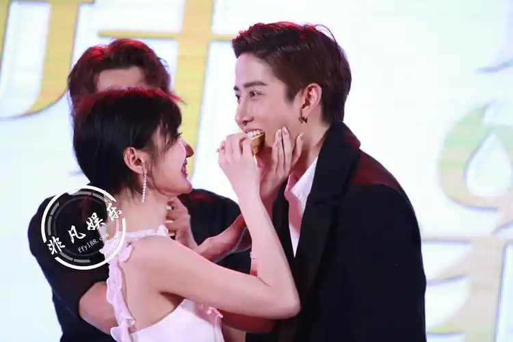 《中餐厅》圈粉无数的mike, 这撩妹大法太强, 技术了得!