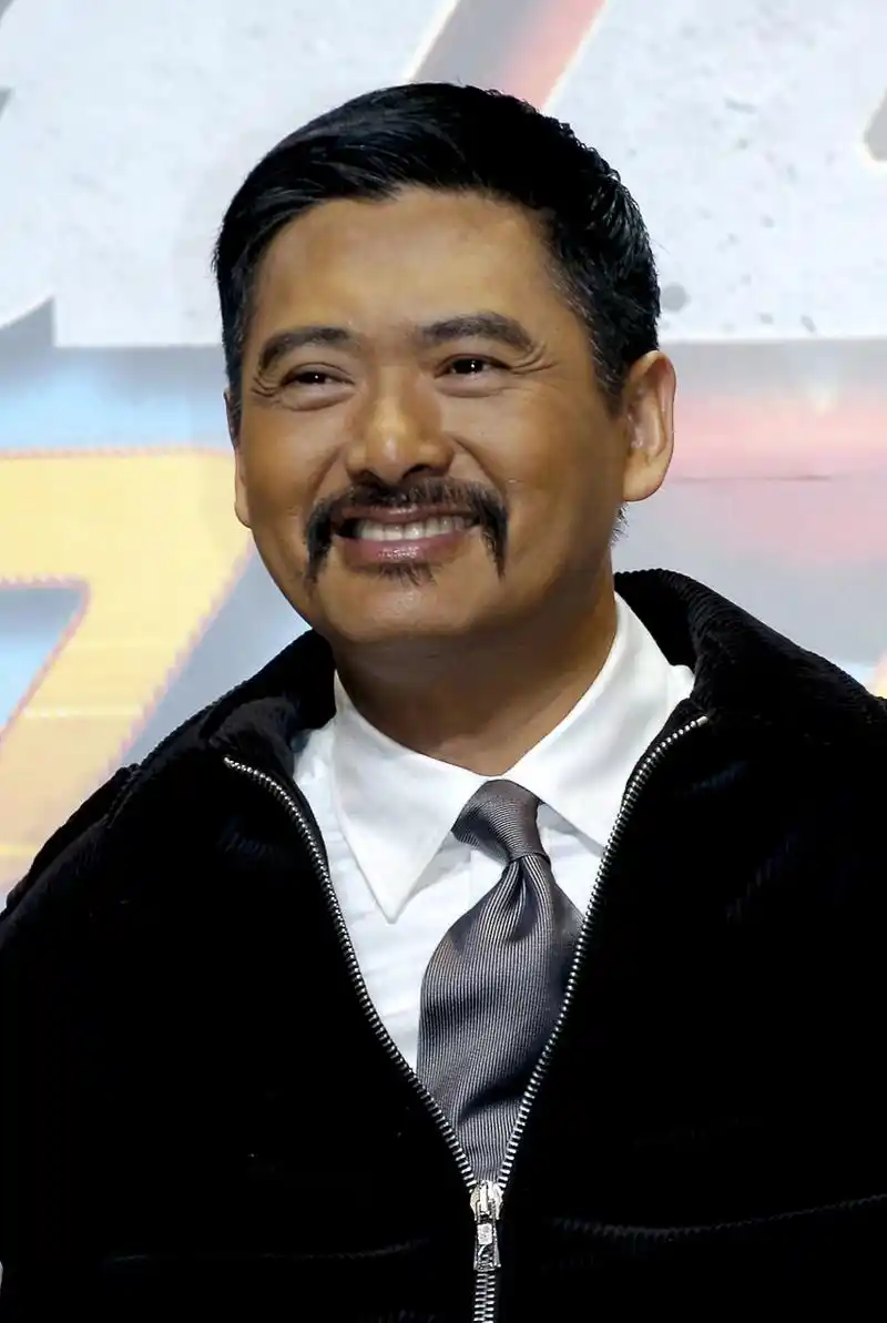 骨裂半月后发哥首现身,一脸憔悴疲惫  68岁香港影帝周润发7月底跑步时