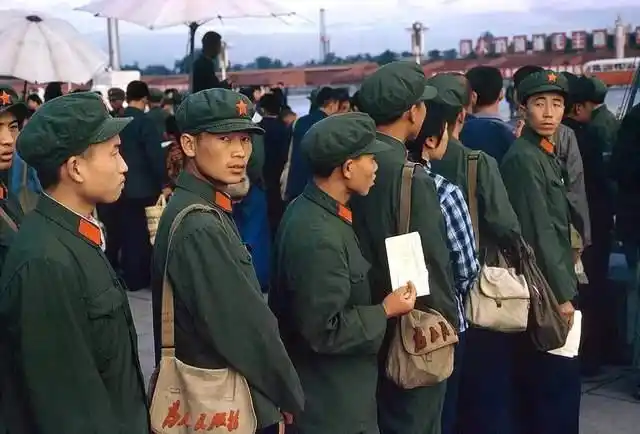 65式军服取消军衔不利于战斗指挥?退伍老兵:大错特错