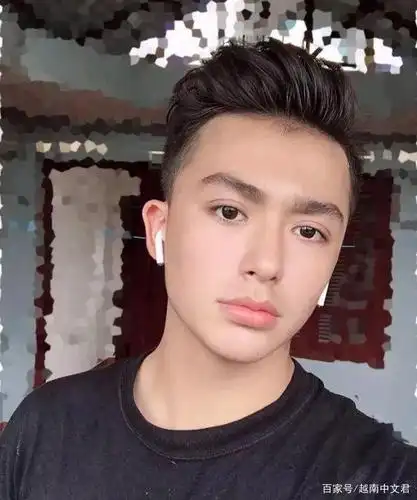 越南16岁小伙身高近两米成混血男神,不料女友却惨遭网友攻击