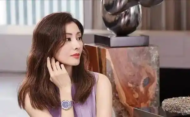 51岁李嘉欣近况曝光,与名媛姐妹出海游玩,站c位高颜值抢眼_倪震