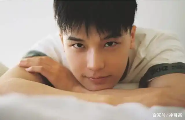 组图:气质型男范,还在睡梦中的小哥哥,起床生活照,都这么萌!
