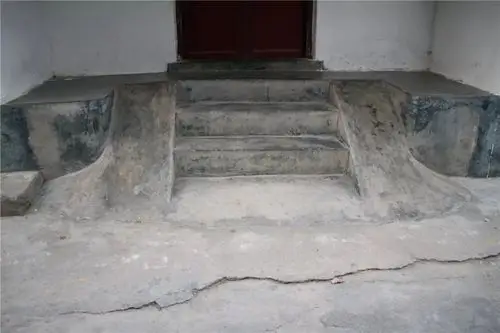 云浮这条村子很特别每家每户门前都有楼梯