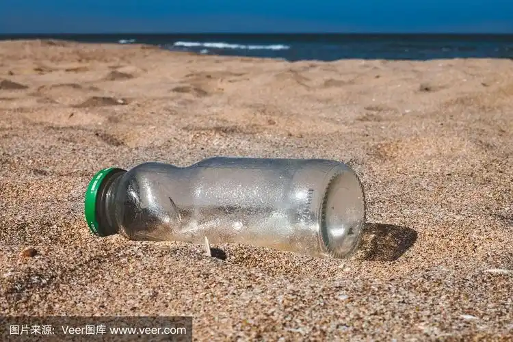 空玻璃瓶被垃圾倾倒在海滩上