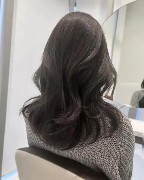 中长发女生必备的温柔法式烫发～整体发型活力感十足,一点也不显老气!